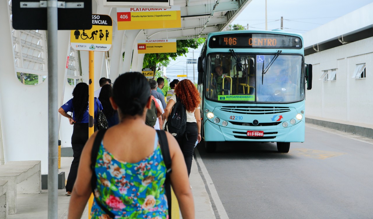 ônibus parado no terminal de josé walter e as pessoas embarcando